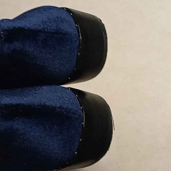 Vince Camuto velvet blue moccasins with studs at the sides and heel size… - Picture 3 of 8